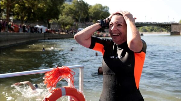 Paris mayor in the Seine
