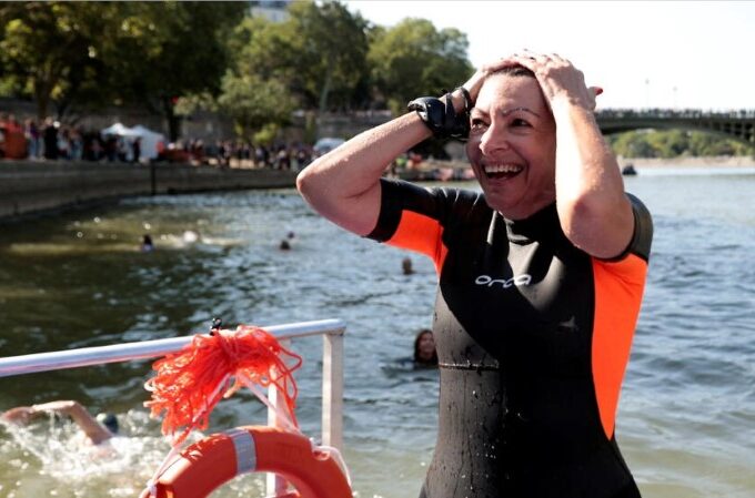 Paris mayor in the Seine