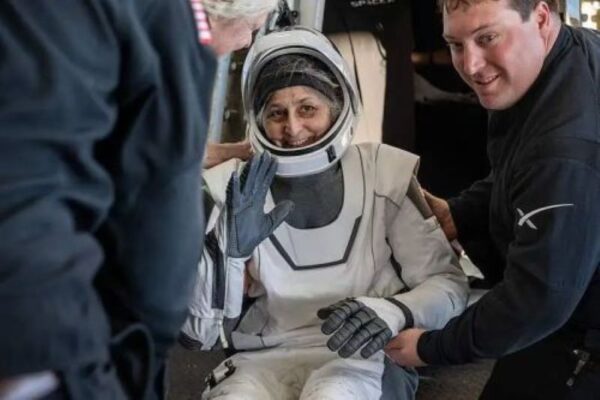 Astronaut return to earth
