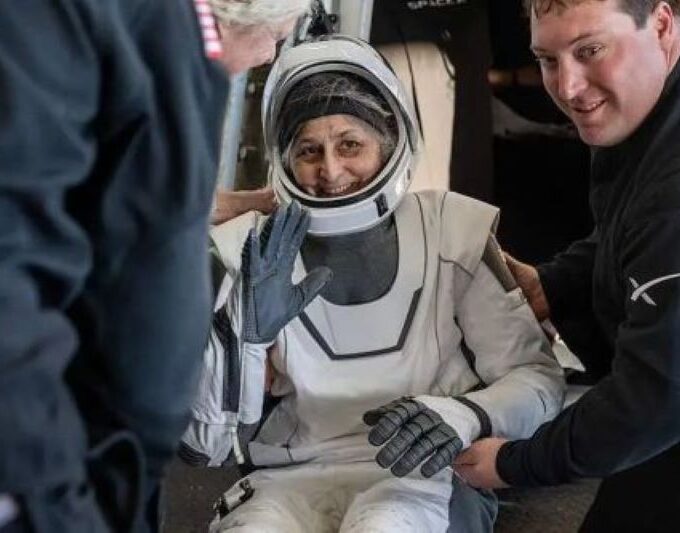 Astronaut return to earth