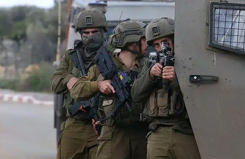 Israeli troops under fire